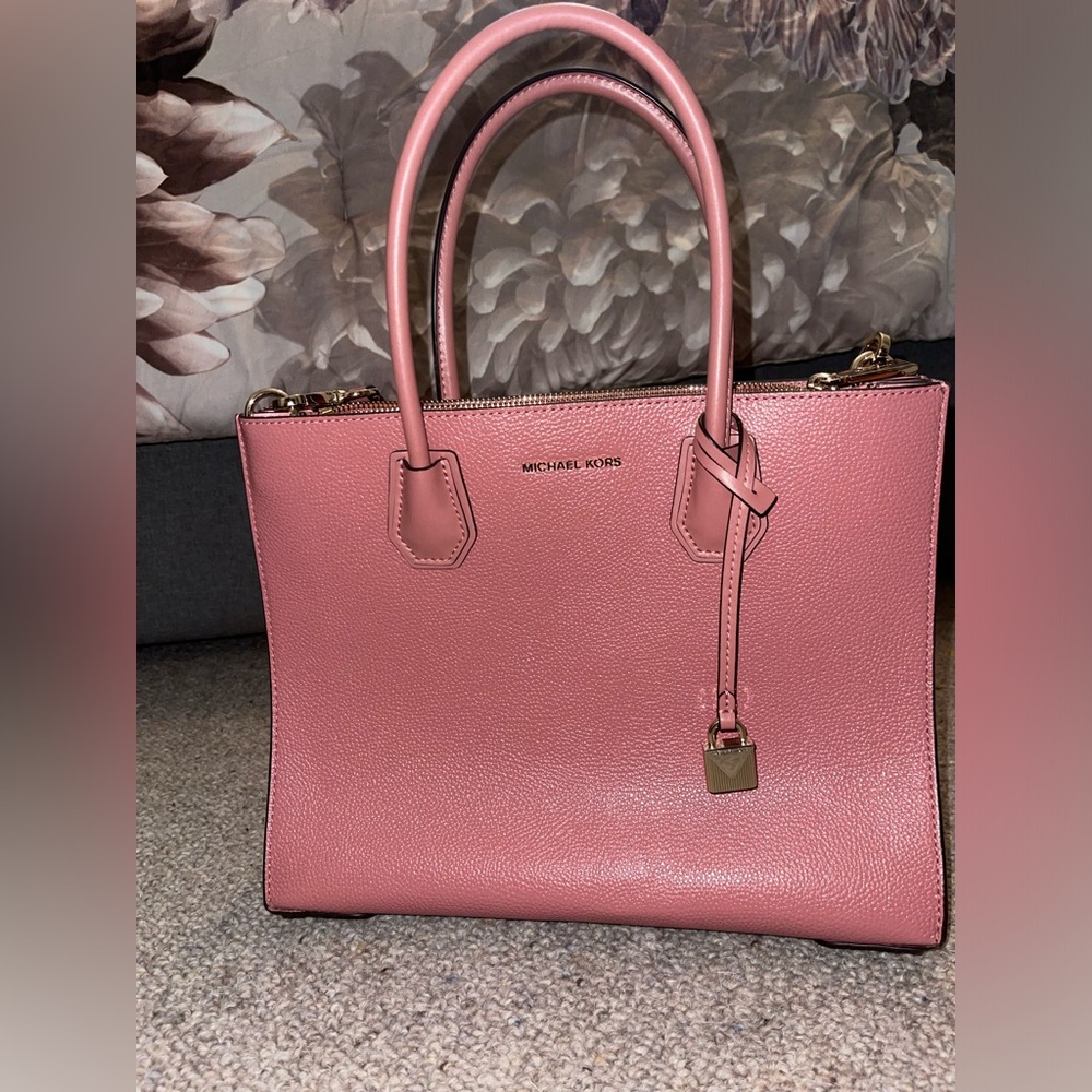 LARGE MICHAEL KORS PEBBLED LEATHER CROSSBODY BAG